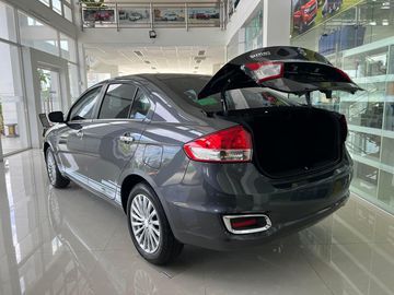 Dung tích khoang hành lý của Suzuki Ciaz 2023 là 495 lít.