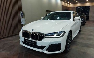 Phần đầu xe của BMW 520i 2024 trở nên bề thế và sang trọng