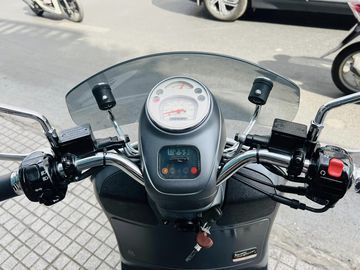 Vespa Sei Giorni 2023 trang bị bảng đồng hồ kết hợp giữa kiểu analog và digital