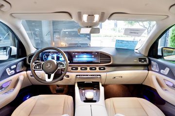 Mercedes GLE 450 4Matic 2024 mang lại không chỉ sự thoải mái và tiện nghi mà còn không gian nội thất sang trọng và hiện đại