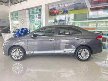 Thân xe Suzuki Ciaz 2023 trông khá “trường” và “bảnh” với đường gân dập nổi kéo dài