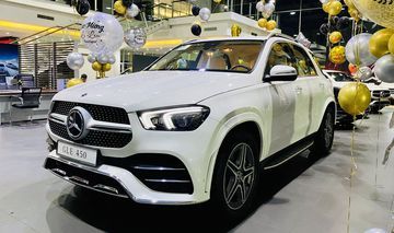 Mercedes GLE 450 2024 tiếp tục sở hữu ngoại hình mạnh mẽ, thể thao nhưng với một chút mềm mại, linh hoạt hơn