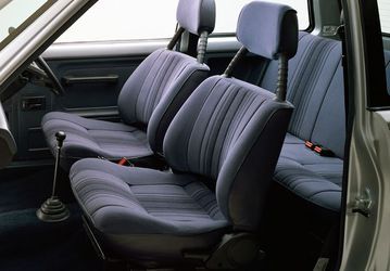 Tựa lưng ghế ngồi của Honda City đời đầu có độ nghiêng tăng để tạo thêm không gian chân cho hành khách.