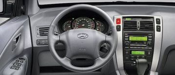 Phần nội thất của Hyundai Tucson 2004