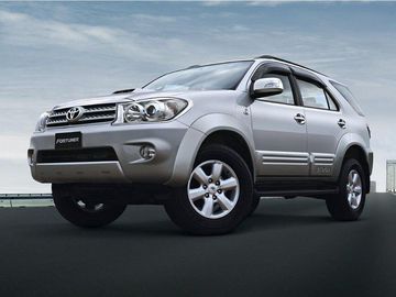 Toyota Fortuner lần đầu tiên được ra mắt chính thức tại thị trường Việt Nam