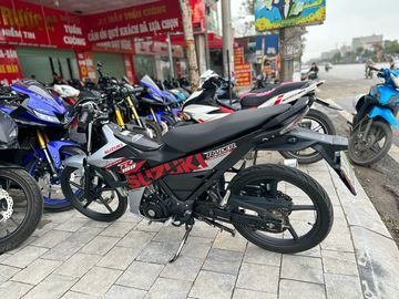 Thân xe Suzuki Raider 2023 có dáng thon gọn với các đường nét vuốt dài.