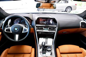 BMW 840i 2024 trang bị vô lăng 3 chấu in logo hãng, tích hợp lẫy chuyển số và các nút điều khiển tiện ích