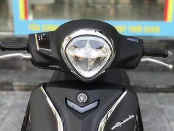 Đèn pha trên Yamaha Grande 2023 có thiết kế sắc nét, hình dạng viên kim cương và viền chrome tạo điểm nhấn sang trọng cho phần đầu xe