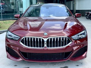 BMW 840i Gran Coupe 2024 vẫn giữ được vẻ tinh tế với cụm lưới tản nhiệt hình quả thận không quá lớn như thường thấy