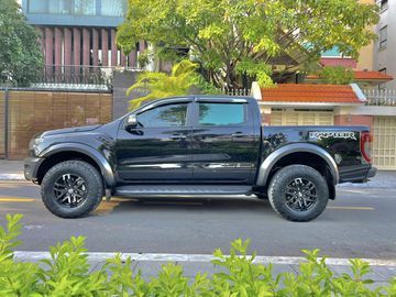 Ford Ranger Raptor 2023 có thiết kế thể thao với các đường gân dập nổi kéo dài từ đầu đến đuôi xe, giúp tăng tính khí động học