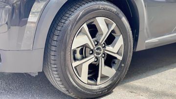 Sonet dùng bộ lazang hợp kim 16 inch với thiết kế 5 chấu cắt pha lê tương tự như Kia Sorento