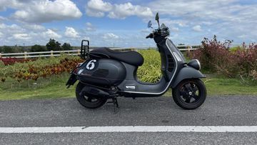  Vẻ ngoài cổ điển và thể thao của Vespa Sei Giorni 2023