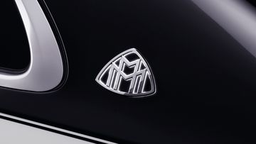 Logo Maybach nổi bật trên trục C, thể hiện đẳng cấp của chiếc xe sang trọng hơn 8 tỷ đồng