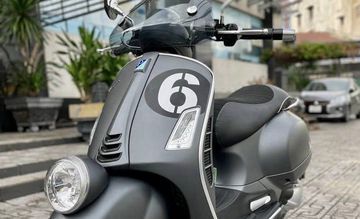 Vespa Sei Giorni 2023 có thiết kế đầu xe độc đáo với đèn pha tròn Halogen đặt thấp dạng 