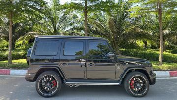 Từ bên hông nhìn, Mercedes G63 AMG 2024 vẫn giữ vẻ vuông vắn và mạnh mẽ