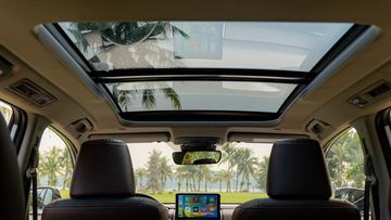 Toyota Innova 2024 trở nên khác biệt với cửa sổ trời panorama hiện đại.