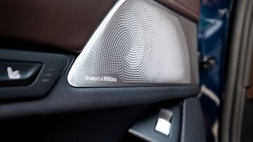 BMW 7 Series 2023 phiên bản Pure Excellence trang bị hệ thống âm thanh vòm Bowers & Wilkins Diamond 16 loa