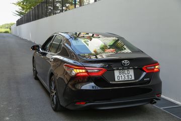 Cuối cùng, phần đuôi của Toyota Camry 2022 không có bất kỳ cải tiến nào. Vẫn là một thiết kế chỉnh chu với các chi tiết mở rộng sang hai bên.