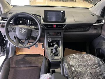 Hốc gió điều hòa trên Toyota Avanza 2023 chỉ được viền mạ chrome ở phần mép bên ngoài