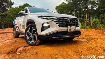 Khu vực cản trước của Hyundai Tucson 2022 có thiết kế hình chữ X độc đáo, kết hợp với cụm mặt ca-lăng hình cánh chim ở phía trên.