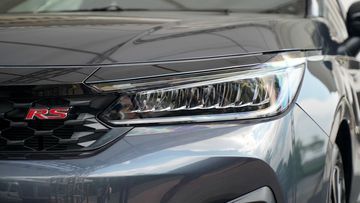 Đèn pha của Honda City 2023 phiên bản RS được trang bị đèn LED kết hợp chóa phản xạ tạo điểm nhấn sắc nét