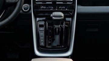 Cần số của Toyota Innova 2024 được đặt gọn gàng cùng với bệ điều khiển trung tâm.