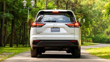 Đuôi xe của Toyota Innova 2024 được thiết kế tinh tế với các chi tiết sắp xếp theo chiều ngang.