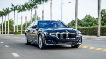 Chiếc xe BMW 7 Series 2023 được tăng chiều cao phần mũi lên hơn 50 mm.