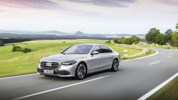 Nếu nhìn vào giá cả, Mercedes S-Class 2023 vượt trội hơn so với đối thủ chính trong phân khúc là BMW 7-Series