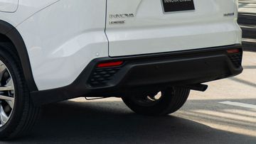 Ống xả của Toyota Innova 2024 vẫn được đặt ẩn bên dưới cản sau rất tinh tế.