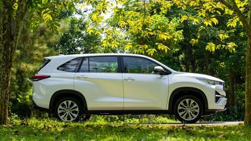 Ngoại thất xe Toyota Innova 2024 được thiết kế cơ bắp với các hốc bánh cứng cáp và ốp bảo vệ hầm hố.