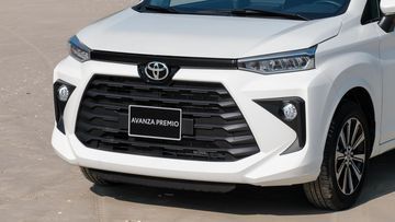 Đèn pha của Toyota Avanza Premio 2022 kết hợp với hốc đèn sương mù và hốc hút gió hình thang cỡ lớn, tạo nên vẻ ấn tượng cho đầu xe.