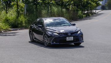 Là một dòng sedan có kích thước lớn và tập trung vào sự êm ái hơn là tính thể thao, Toyota Camry 2022 khó có thể mong đợi phản ứng linh hoạt khi vào cua nhanh.