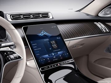 Bước vào bên trong, S-Class 2023 dễ dàng nhận biết khác biệt so với phiên bản cũ nhờ vào màn hình giải trí trung tâm MBUX dạng OLED dọc có kích thước 12,8 inch, hỗ trợ kết nối Apple CarPlay/Android Auto.