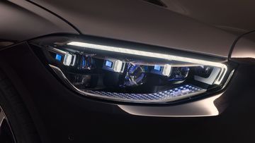 Cụm đèn trước sử dụng công nghệ Multi-Beam LED với đèn định vị dạng móc câu, nhấn mạnh yếu tố sang trọng và hiện đại.