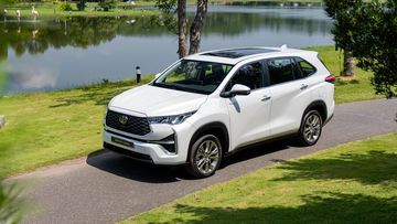 Đầu xe của Toyota Innova 2024 tạo cảm giác bề thế, mạnh mẽ với phong cách SUV.