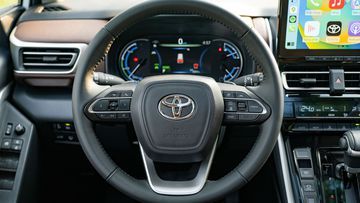 Vô lăng của Toyota Innova 2024 có thiết kế 3 chấu thể thao, tạo hình thanh mảnh, năng động.