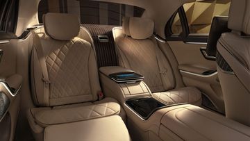 Phần đệm và da ghế của S-Class cũng được đánh giá rất cao, kết hợp với gối tựa đầu và bệ đỡ bắp chân tích hợp giúp chủ nhân của xe có thể thư giãn hoàn toàn ngay cả trên những hành trình rất dài.