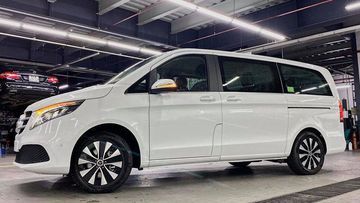 Mặc dù chưa sử dụng la-zăng dạng cánh sao đặc trưng của Mercedes, thiết kế này vẫn được nhiều chuyên gia và khách hàng đánh giá là đẹp mắt, sang trọng và phù hợp với tổng thể của V 250 Luxury.