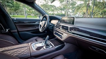 BMW 7 Series 2023 hiện đại hơn với hệ thống BMW Live Cockpit Professional