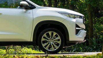 Phiên bản Toyota Innova Hybrid được trang bị bộ mâm hợp kim 18 inch thiết kế 5 chấu kép thể thao.