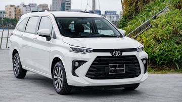 Đầu xe Toyota Avanza Premio 2022 trông hầm hố và mạnh mẽ từ phía trước, tạo sự khác biệt với kích thước nhỏ của nó.