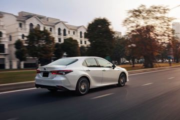 Bên cạnh các trang bị an toàn cơ bản, Toyota Camry 2022 cũng được trang bị nhiều tính năng tiên tiến hỗ trợ người lái