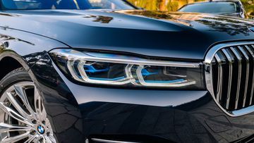 BMW 7 Series 2023 trang bị đèn pha BMW Laserlight hiện đại.