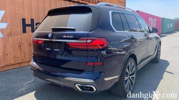 Từ bên hông, BMW X7 nổi bật với cửa sổ lớn hơn so với các dòng xe khác trong gia đình X Series