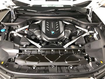 Động cơ V8 dung tích 4.4 lít trên BMW X7 M50i mới hoàn toàn được trang bị công nghệ BMW TwinPower Turbo, mang lại công suất tối đa lên đến 523 mã lực tại dải vòng tua 5,500 – 6,000 vòng/phút và mô men xoắn cực đại đạt 750 Nm trong dải vòng tua từ 1,800 đến 4,600 vòng/phút. Xe có khả năng tăng tốc từ 0 lên 100 km/h chỉ trong 4,5 giây trước khi đạt tốc độ tối đa 198 km/h (giới hạn điện tử).