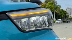 Cụm đèn trước của Toyota Raize 2022 được thiết kế hiện đại với kiểu full LED, bao gồm dải đèn LED chạy ban ngày và chức năng báo rẽ. Gương hậu cũng tích hợp đèn LED báo rẽ đẹp mắt.