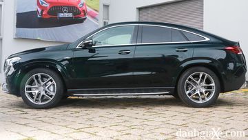 Mercedes-AMG GLE 53 4MATIC+ có thiết kế thể thao hơn GLE 450 với phần đuôi vuốt thấp và hấp dẫn hơn