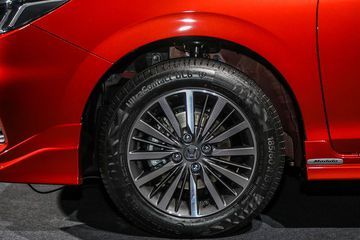 Bản G Sử Dụng Mâm 15 Inch Đa Chấu 1 Màu Với Cỡ Lốp 185/60 R15