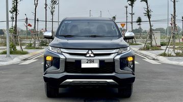 Phần đầu xe Mitsubishi Triton 2024 gây ấn tượng với các đường gân guốc mạnh mẽ.